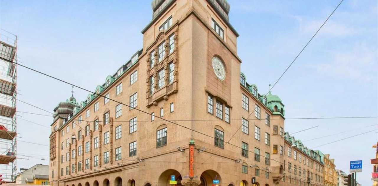 Leiligheten ligger i femte etasje i dette bygget