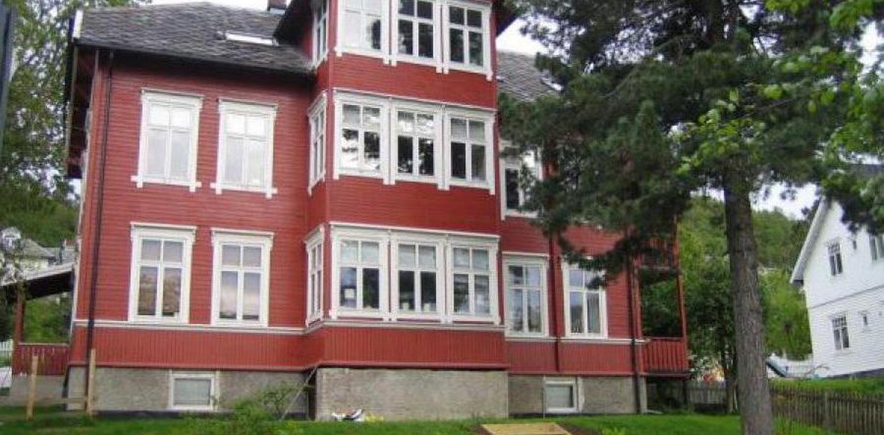 Hyblene ligger i sokkelen - inngang under veranda til høyre