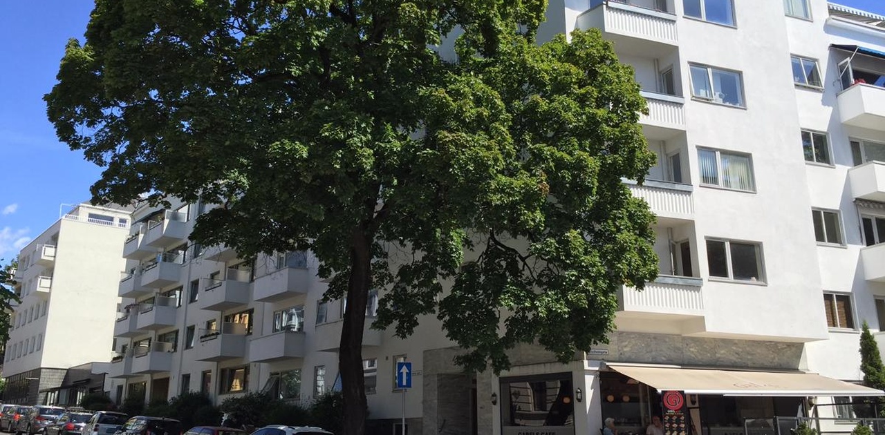 Fasade. Hyggelig cafe på hjørnet av bygget
