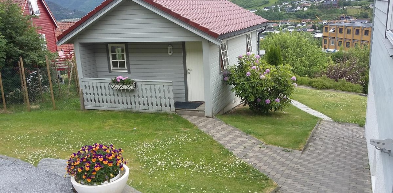 Hytta, sett fra nedkjørsel I tunet.