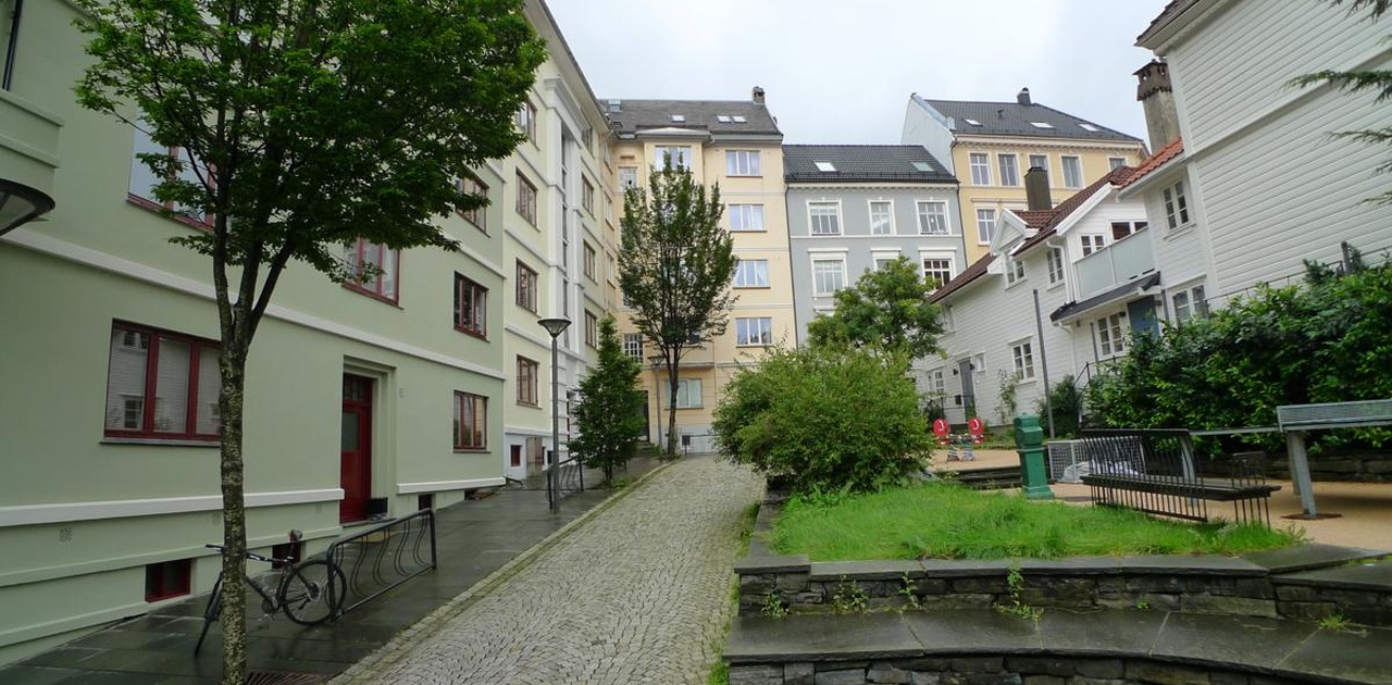 St. Hansstredet 24 midt på bildet