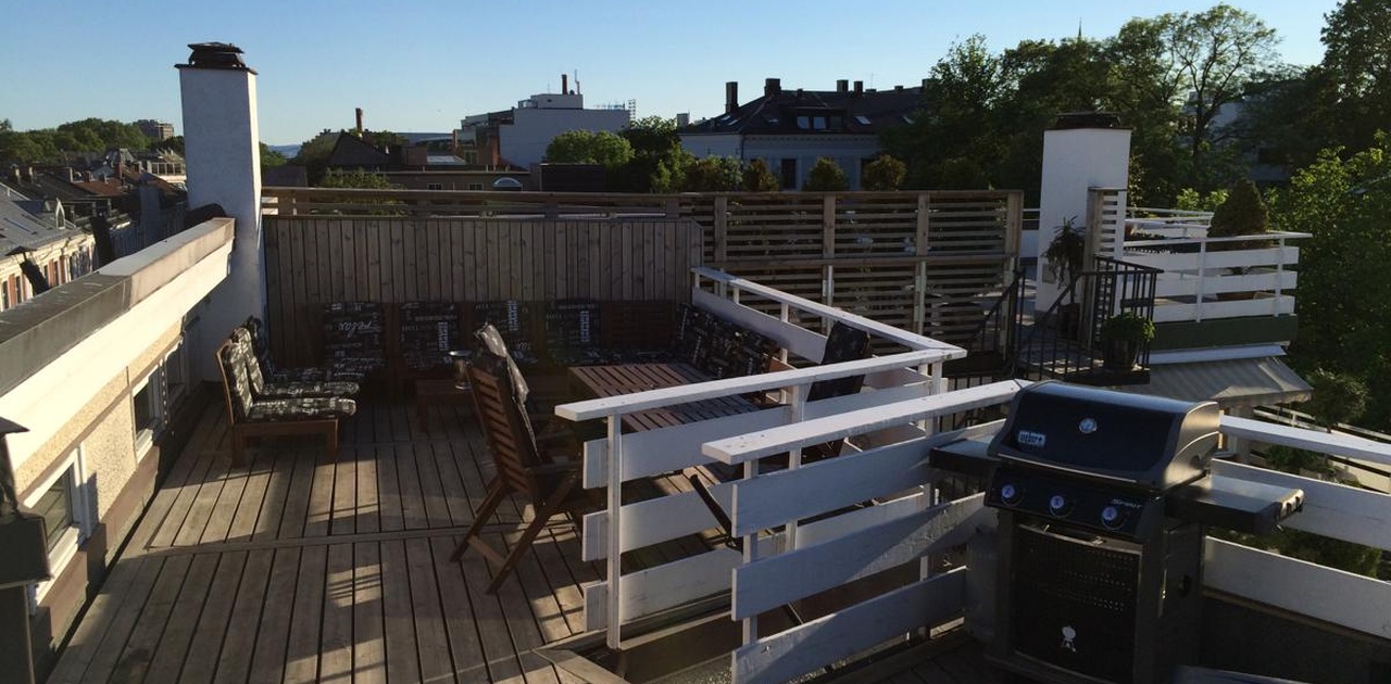 Oversiktsbilde (med gamle møbler). 38 kvm privat takterrasse med sol hele dagen