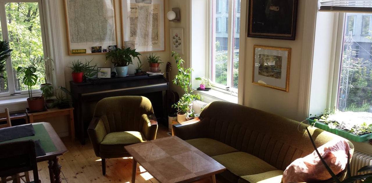 Stue med piano og planter/Shared livingroom
