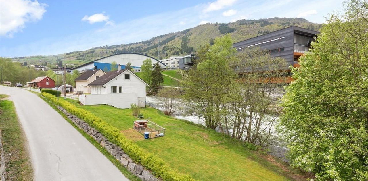 Legg merke til høgskulen like bak huset.