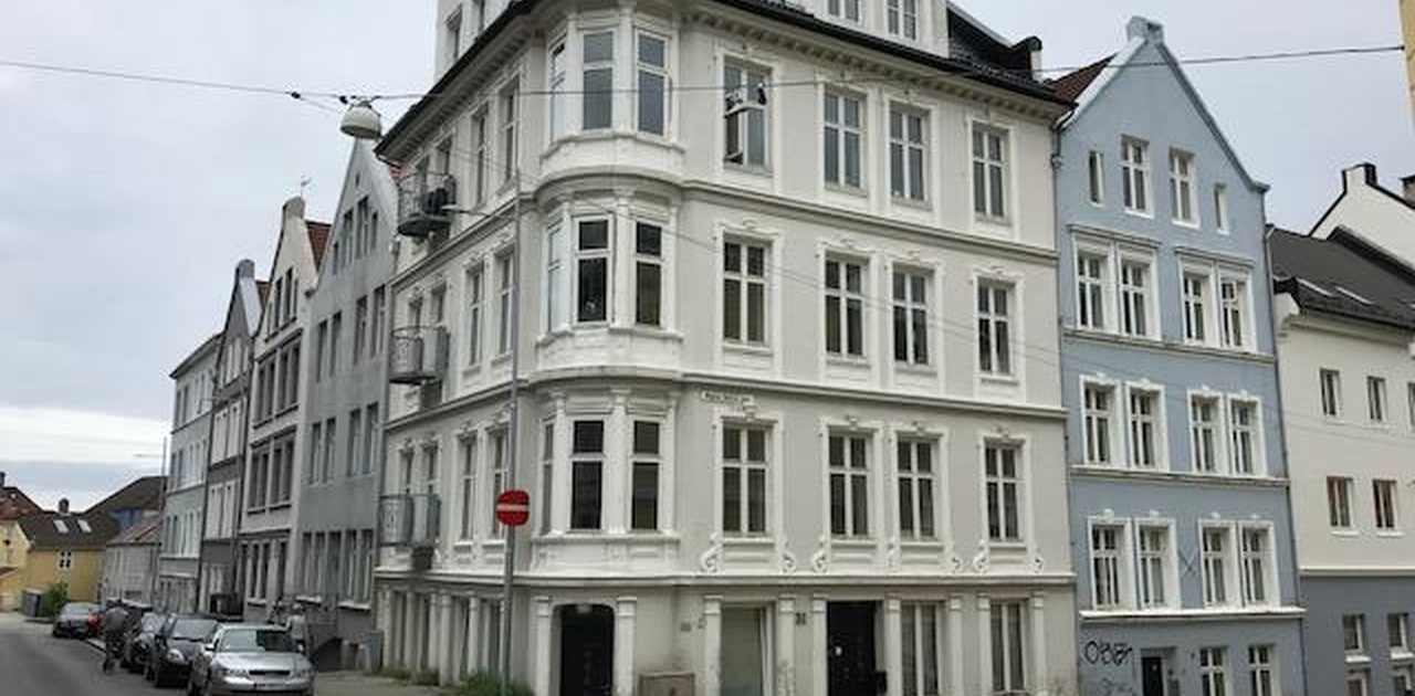 Magnus Barfotsgate 31 ligger i et rolig nabolag midt i byen. Leiligheten er i andre etasje.