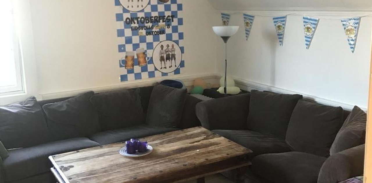 Sofa og bord følger med hybelen