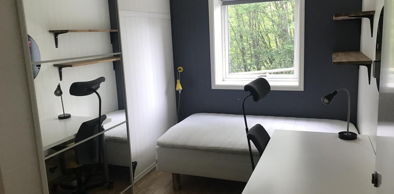 Rom på ca 10 kvadrat - stor seng - pult - kontorstol og romslig skap med speildør