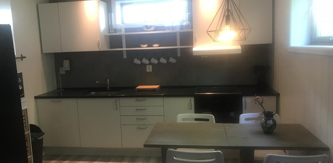 Kjøkken med terrastone vegg
