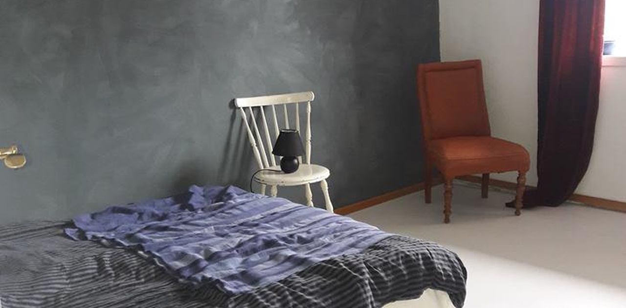 Soverom til leie, med lesekrok og skrivebord.