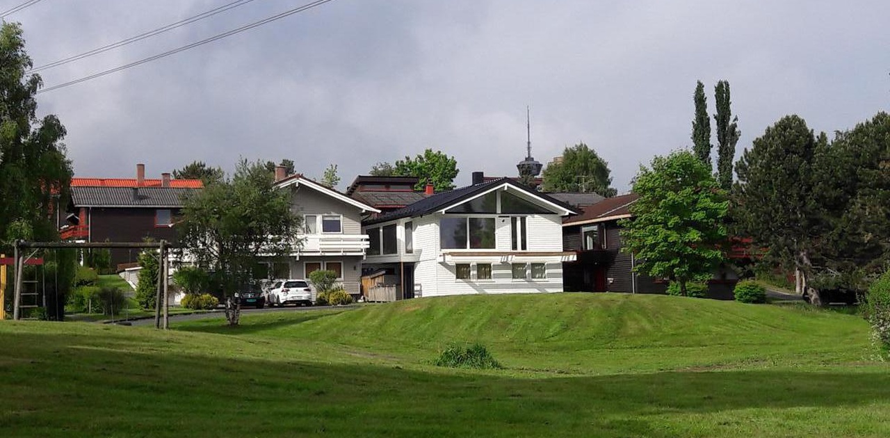 Boligen med Tyholt-tårnet i bagrunnen. Stille og rolig boområdet uten gjennomgangstrafikk.