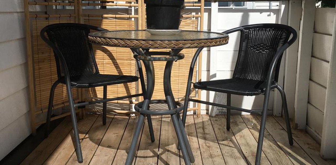 Terrasse med sol fra den står opp om morgenen