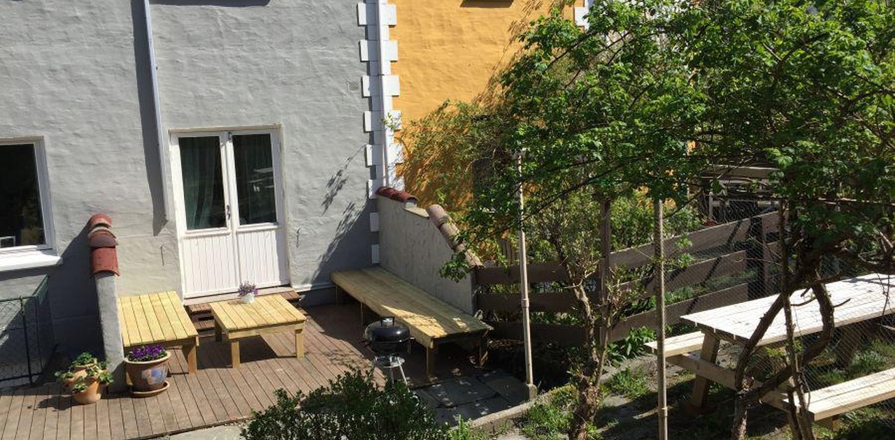 Bakhage med terrasse