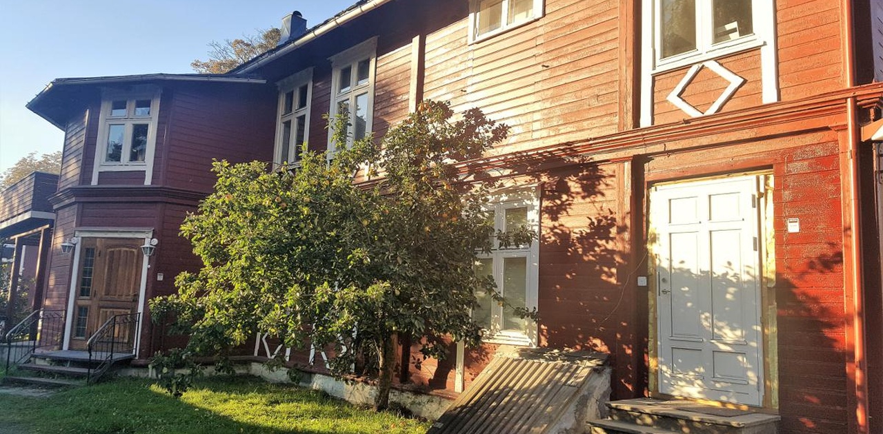 Stort hus med opparbeidet hage