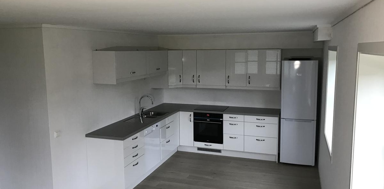 Kjøkken med kvitevarer