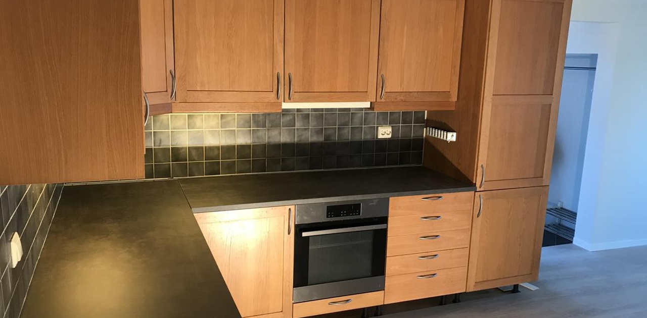 Kjökken med integrerte hvitevarer