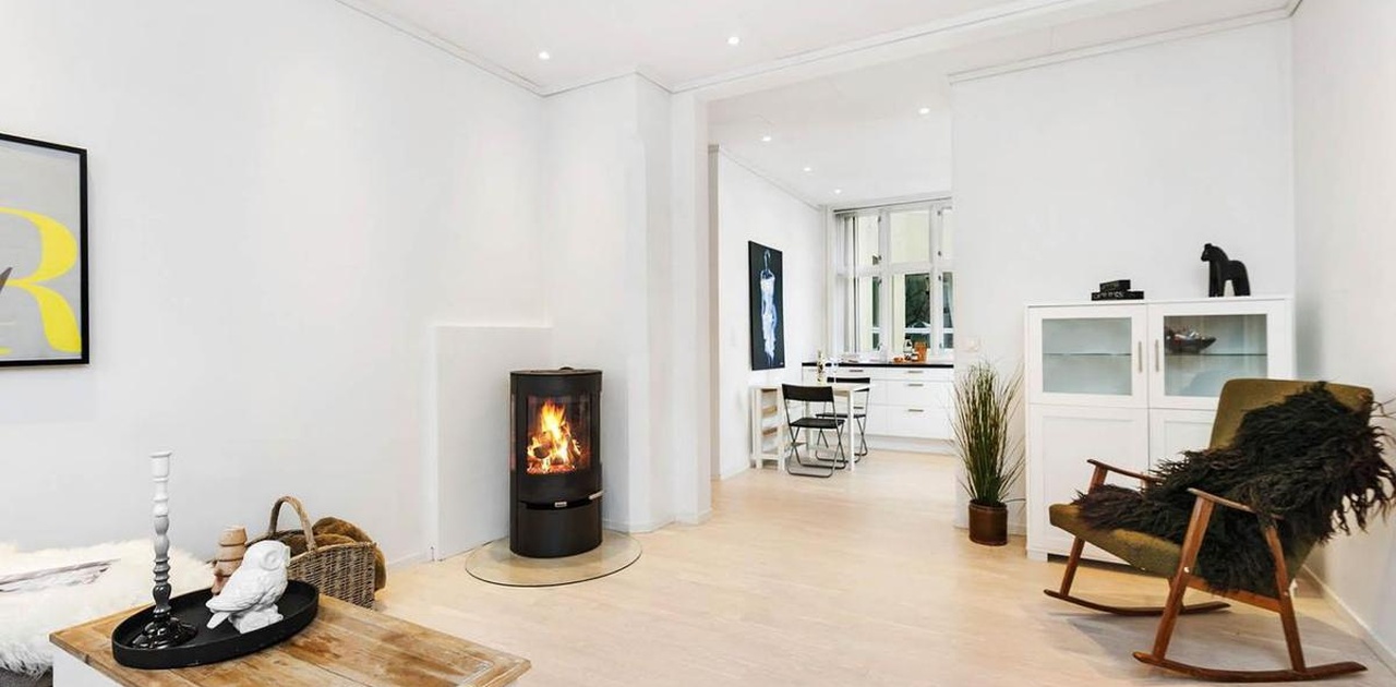 Innredning er noe endret i senere år. Sofaen er blant annet erstattet med en 3+2 sofa (vesentlig større).