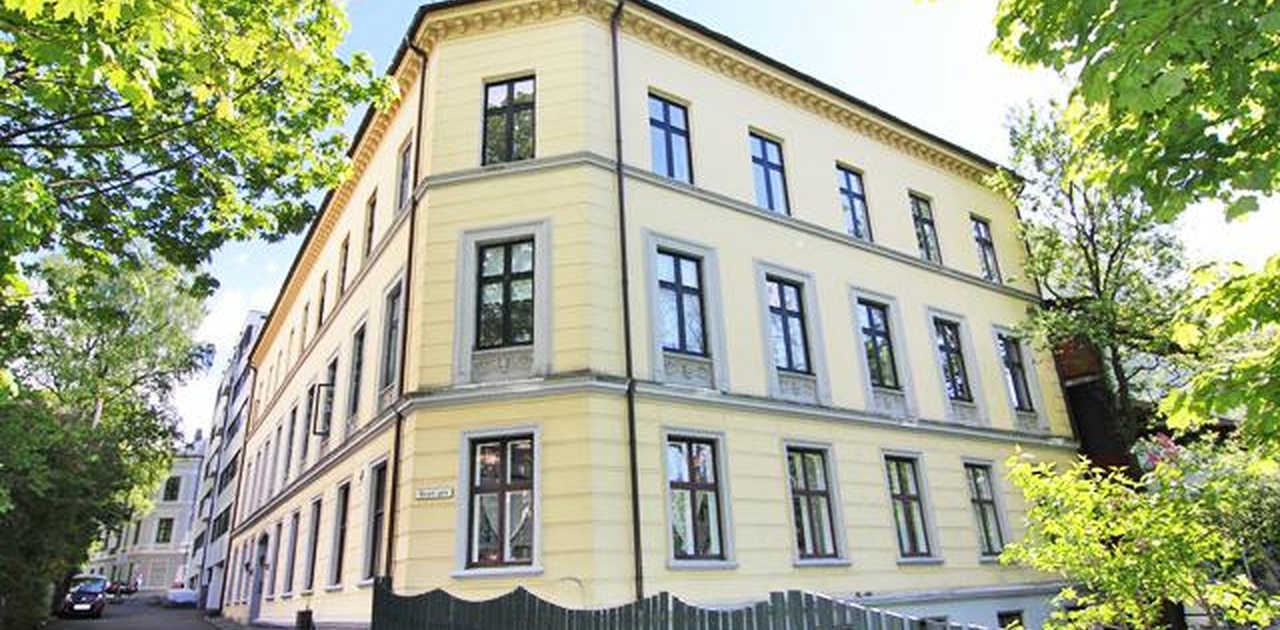 Elegant gammel bygård i stille område