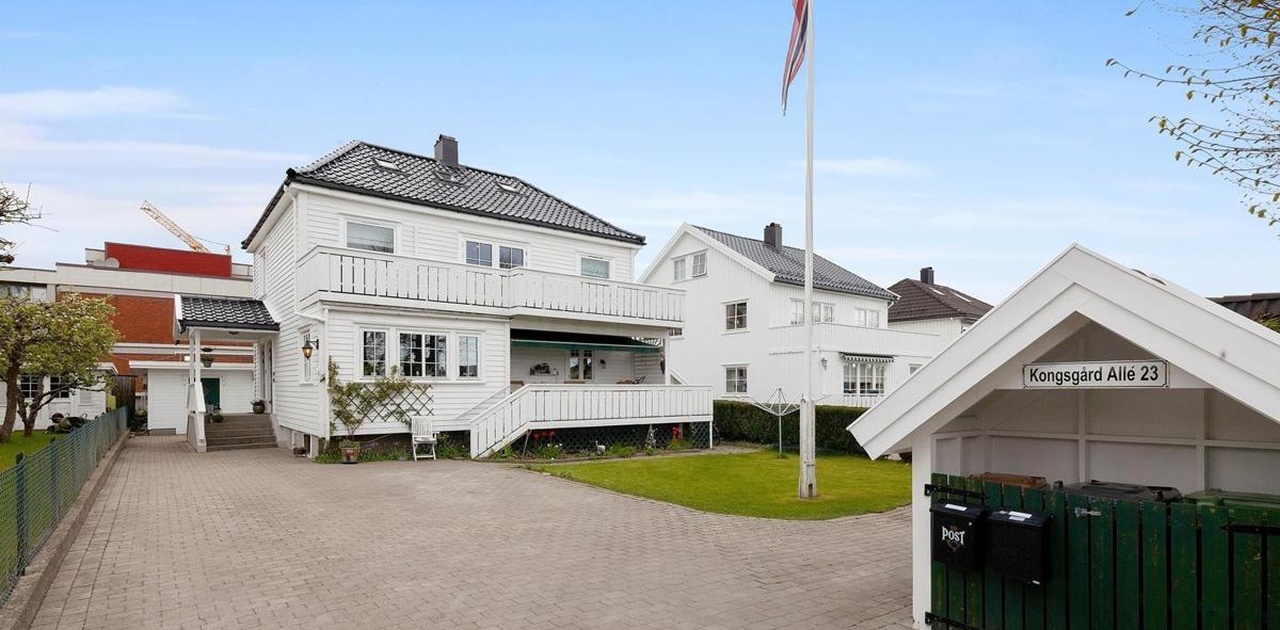 Bofellesskapet er i boligens førsteetasje og kjeller. To parkeringsplasser og fin plen på fremsiden av huset er disponible for bofellesskapet.