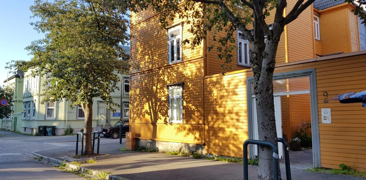 Et vindu til rom H3. Koselig atmosfære på Lademoen!