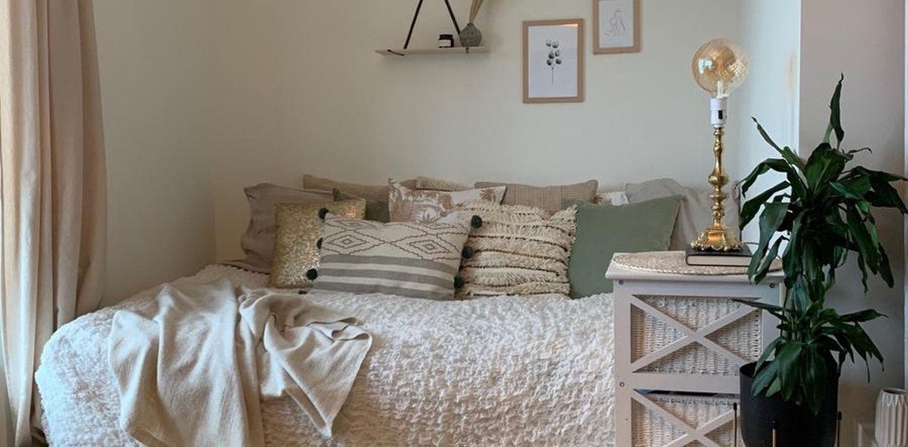 Nisje med plass til seng