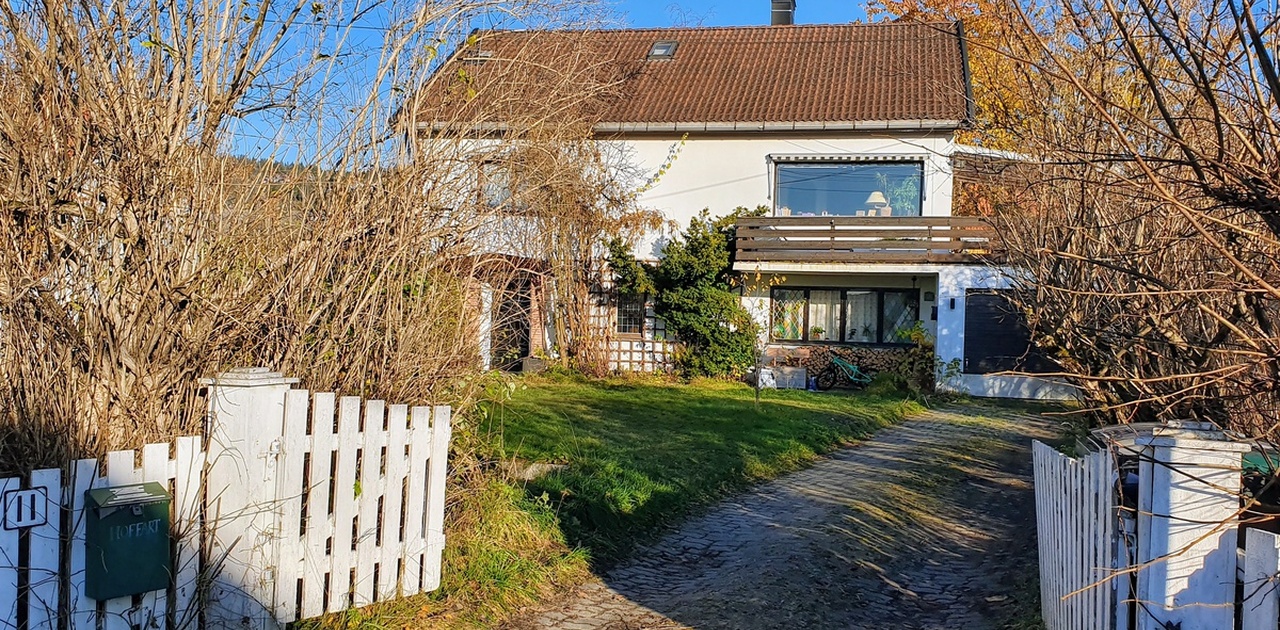 Gata utenfor har lite trafikk