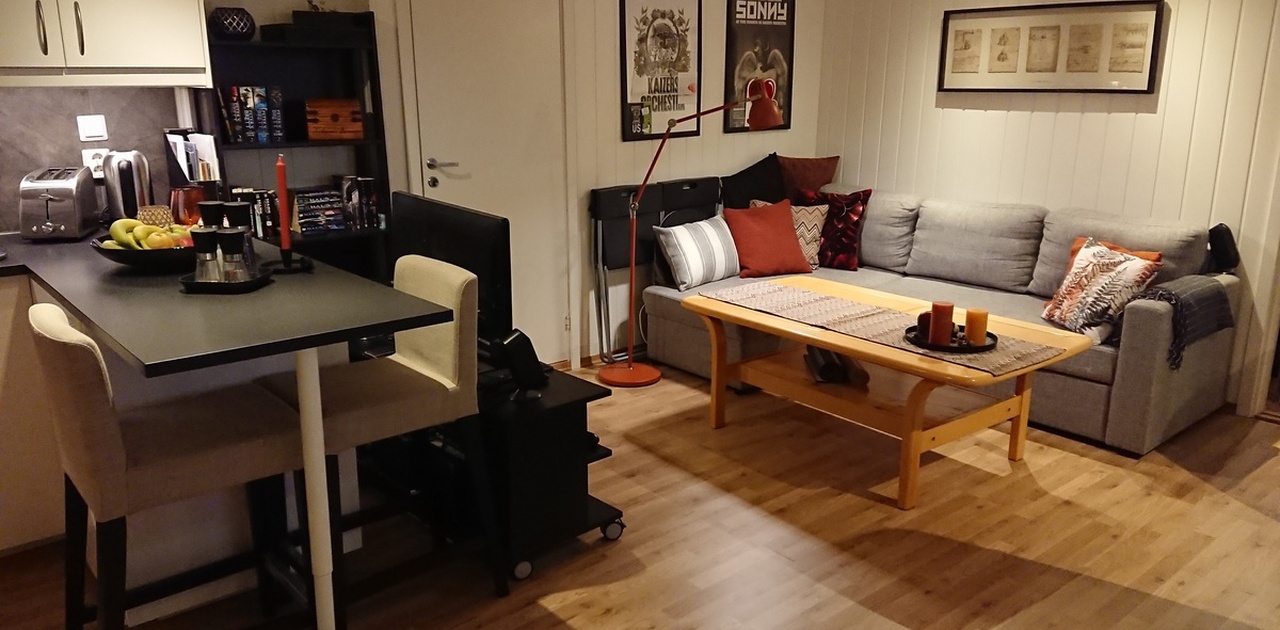 Plass til mindre TV ved kjøkkenbenk. Døra er inn til boden.