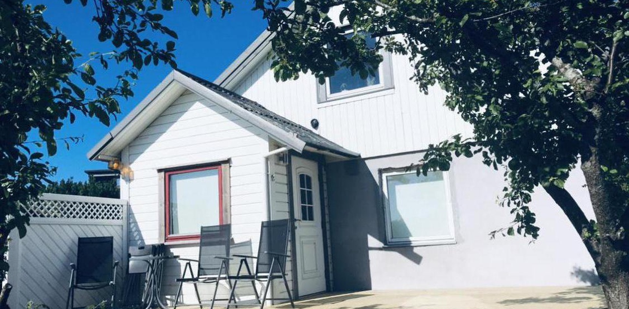 Ny, stor terrasse ved inngangsdør.