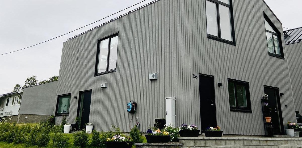 Uteområde. Hybelinngangen er til venstre i bildet.