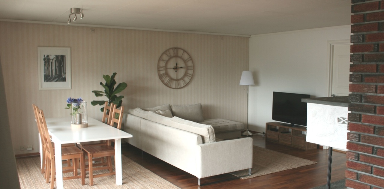 Stor stue med flere sitteplasser.