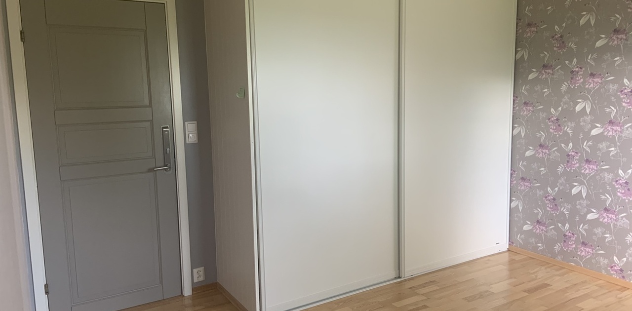 Hybel med tapet og skyvedørsgarderobe. Kr 4.500 inkl strøm