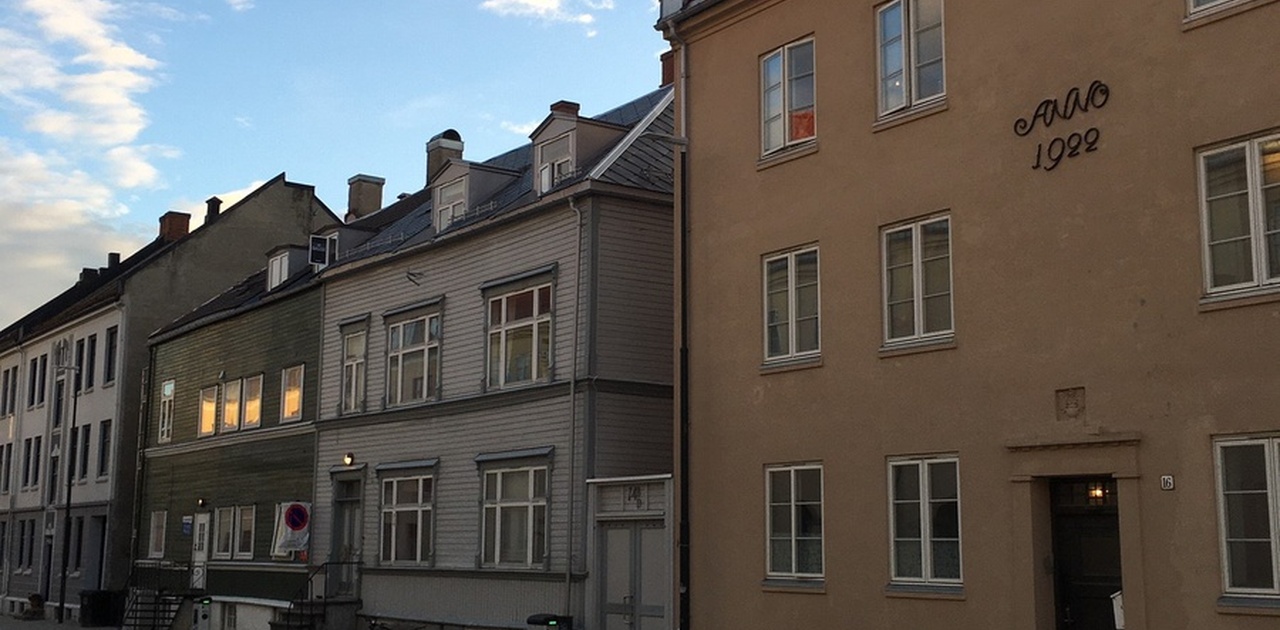 Båhusgata 14B. Inngang er i bakgård. Leilighet loft.