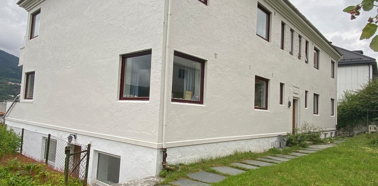 Bygningen - Inngang på oppsiden av huset