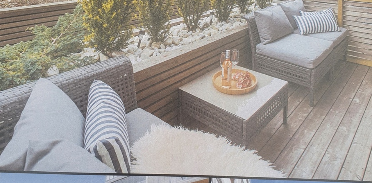 Terrasse ut mot felles hage.