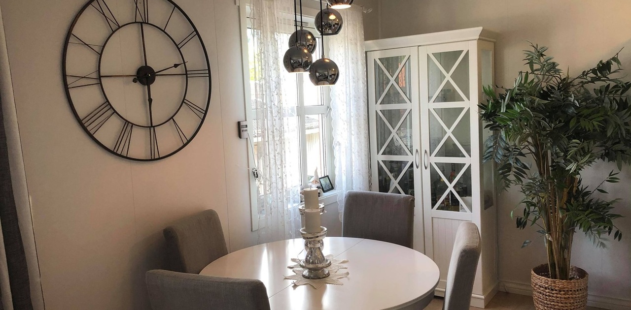 Spisebord med stoler medfølger.