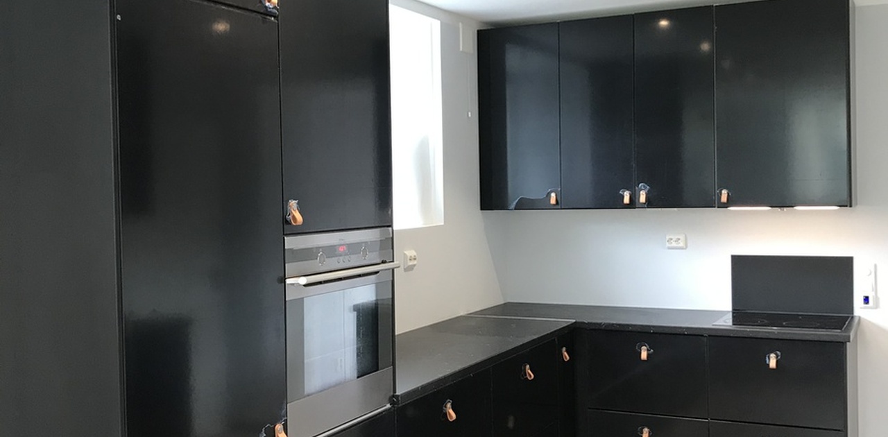 Stort kjøkken med god skap- og benkeplass. Integrerte hvitevarer.