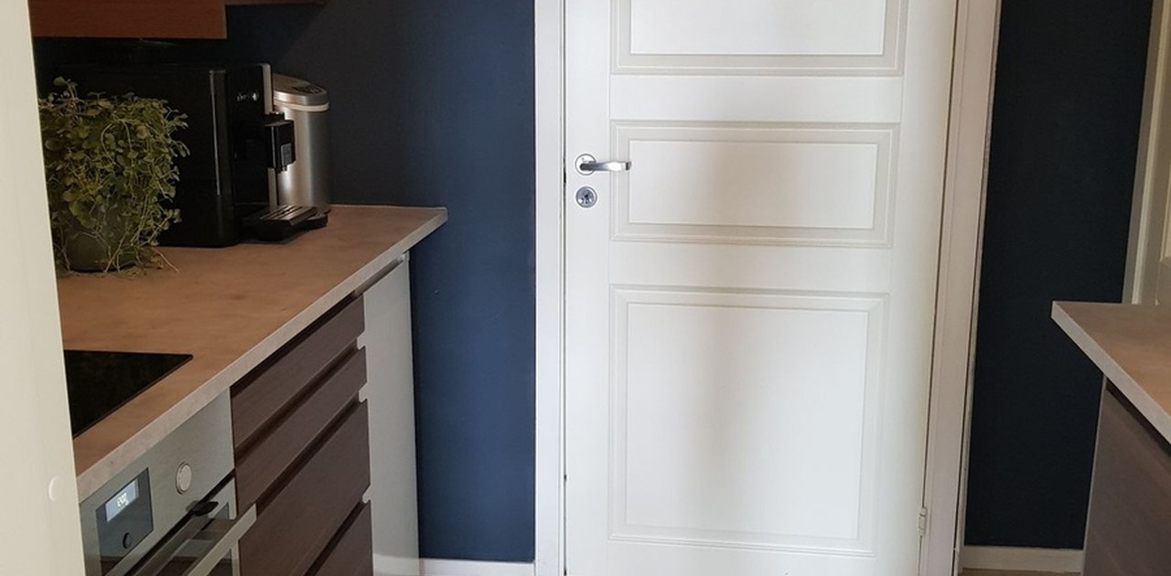 Inngang til stort klesskap via kjøkken