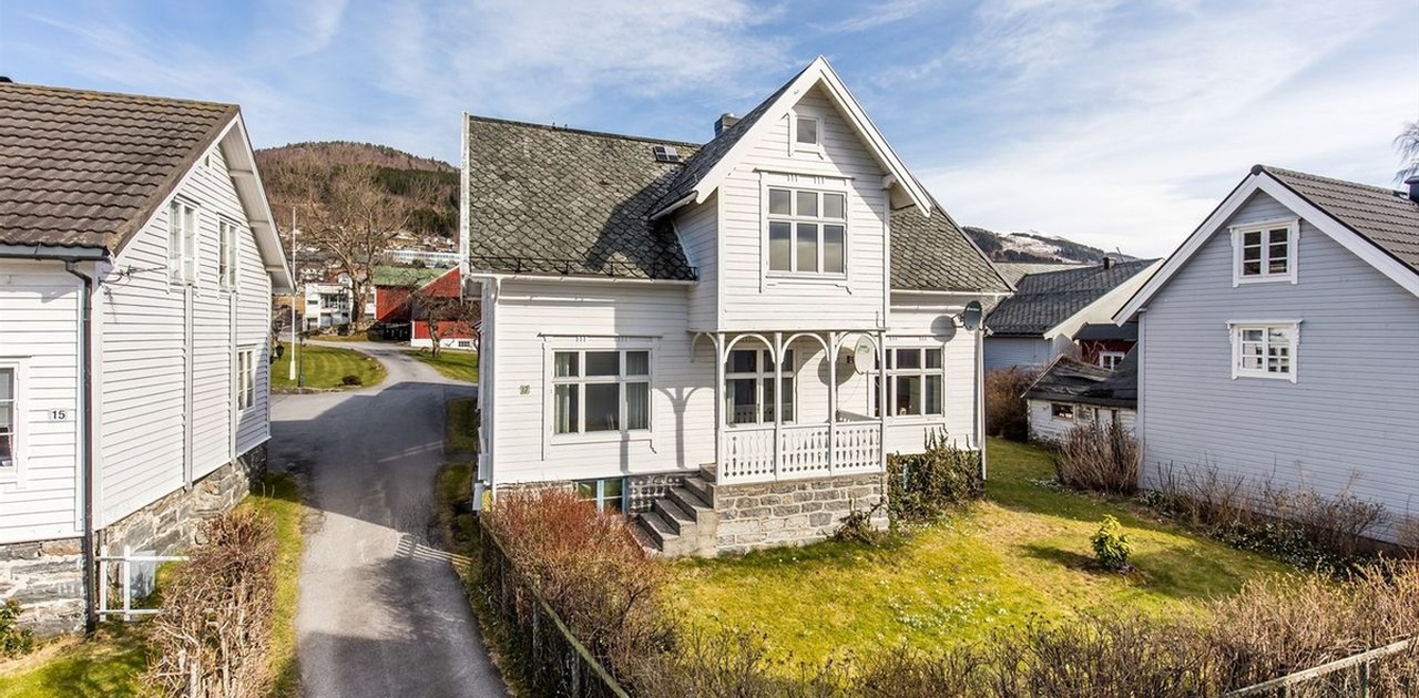 Velkommen til Kyrkjegata 17, i sentrum av Volda