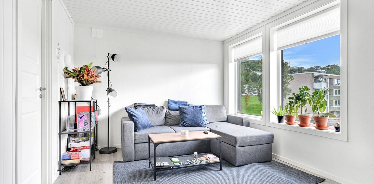 Romslig stue som sammen med gang er på ca. 21 kvm. Stua er møblert med sofa og bord.