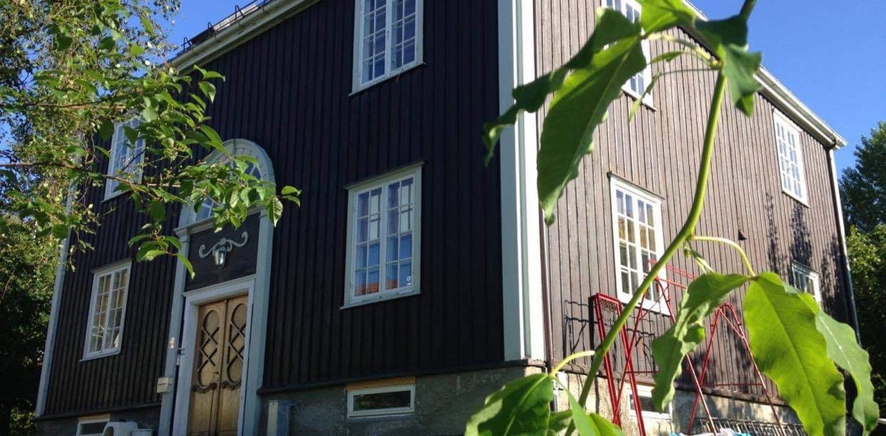 Husets fasade. To-mannsnolig. Utleieleiligheter ligger i 2. etg