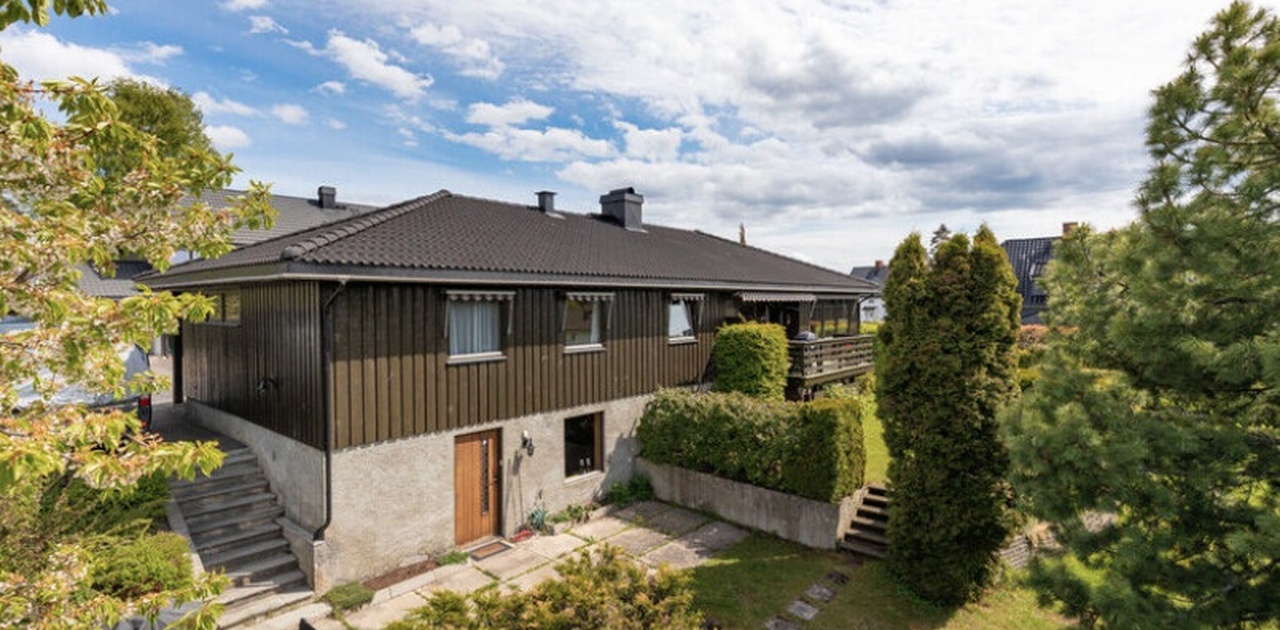 Egen skjermet inngang og disponibelt uteområde.