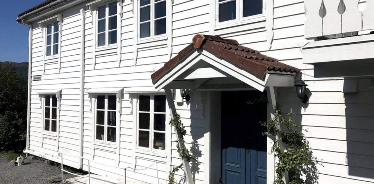 Felles inngang med leiligheita i etasjen over.