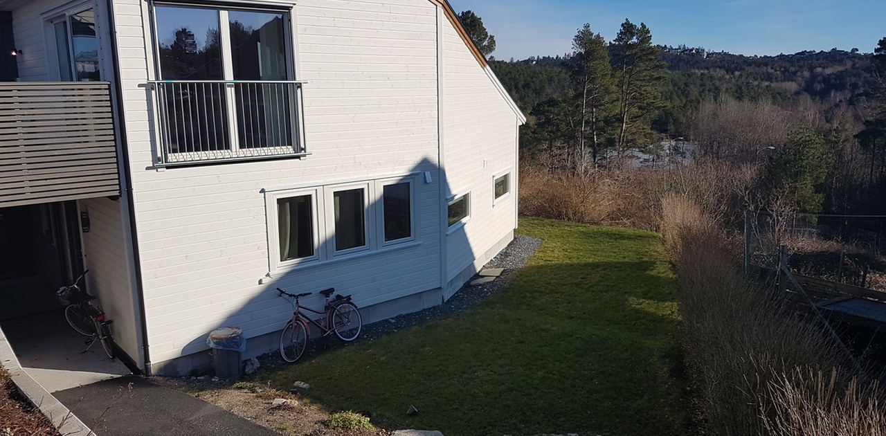 Utenfor, nedgang + uteområdet/plen kan benyttes, sol store deler av dagen