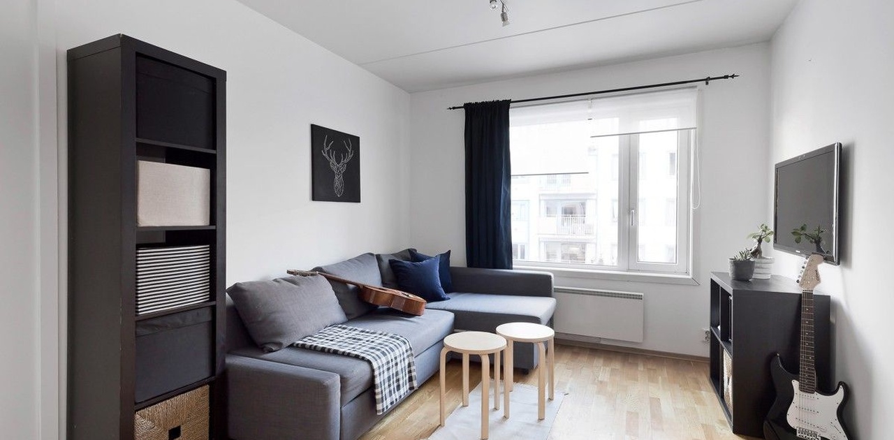 Stue med god plass til sove-sofa, spisebord og mer oppbevaring