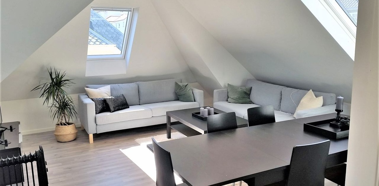Stue og spiseplass på loftet