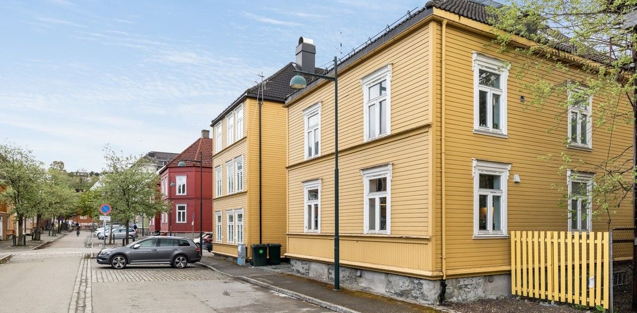 Fasade. Leiligheten er i første etasje som ligger høyt med lite innsyn.