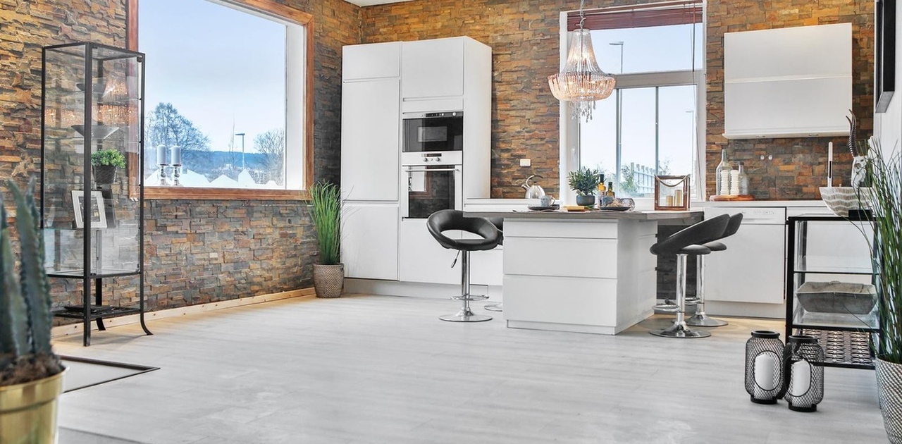 Stor leilighet over 2 plan, på 125 kvm. Flott oppusset stue og kjøkken i 2016.