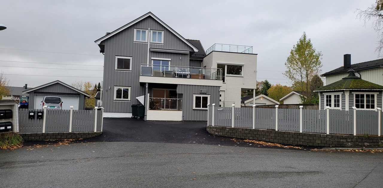 Bilde av eiendommen. Inng til høyre for gjerdet og i bakkant av huset.