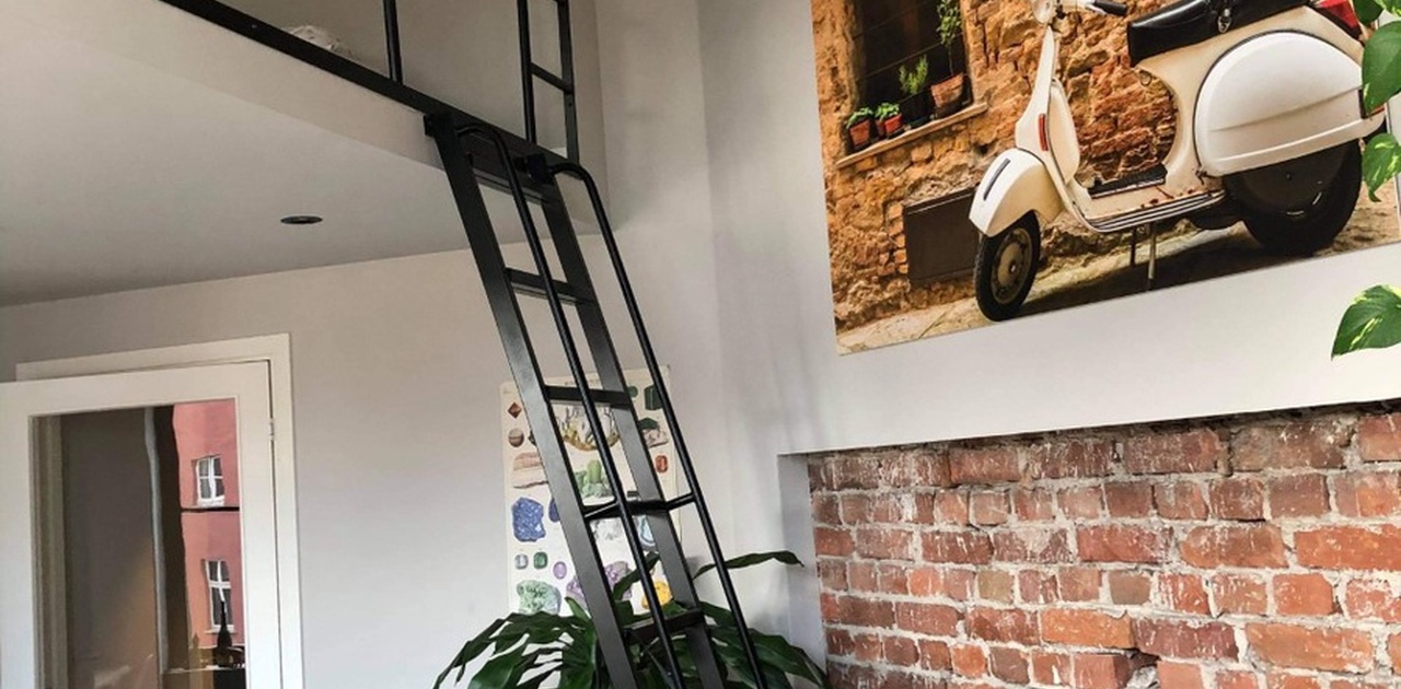 Kul trapp opp til hems("stupebrett" i rommet). Her ligger man i dobbeltseng og ser rett ut av store vinduer.