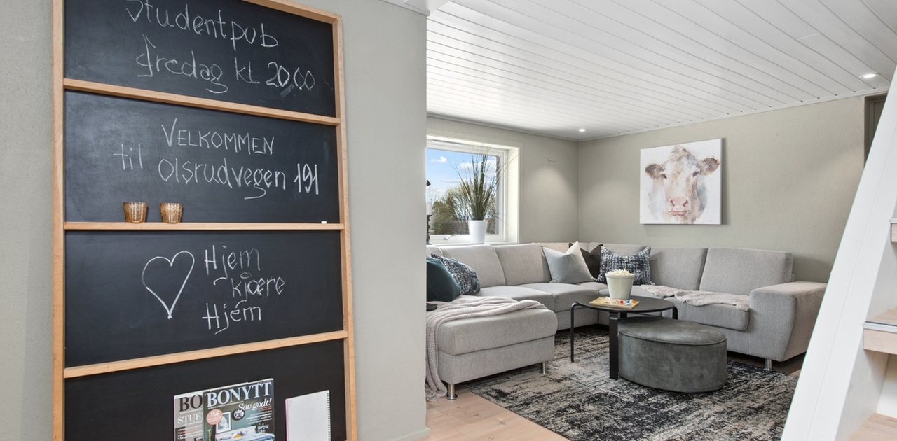 Stue i underetasjen er husets viktigste samlingspunkt.