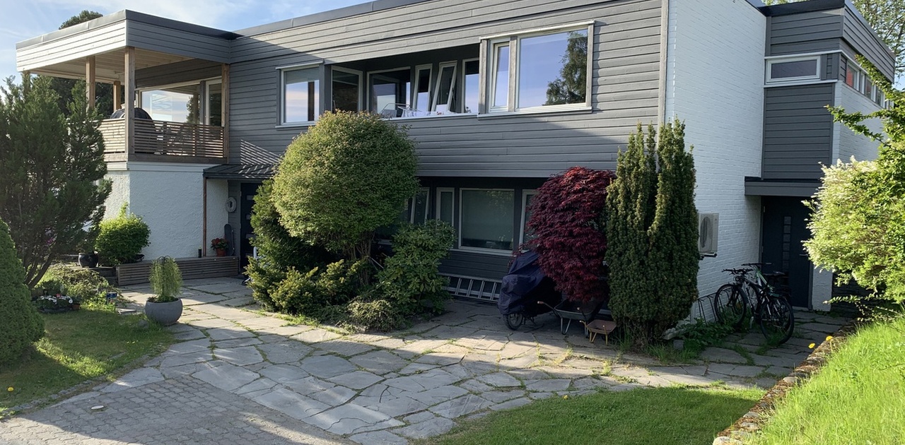 Hybler i sokkeletasje - inngangsparti til høyre i bildet